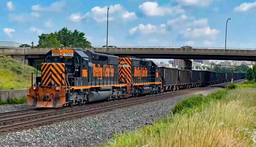 WE 7005 now shoves the empties back to the Wheeling.